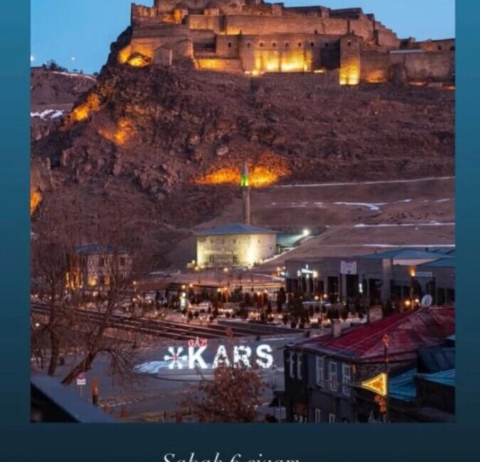 Otel 1924’ün penceresinde Karslı izlemek..