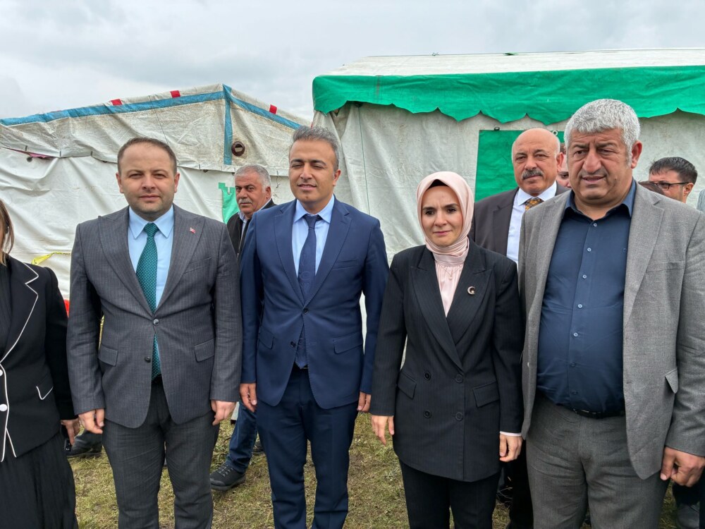 KADIN BAKAN HOÇVANLILARIN DAVETİNİ KIRMADI, ŞENLİĞE İCÂBET ETTİ!