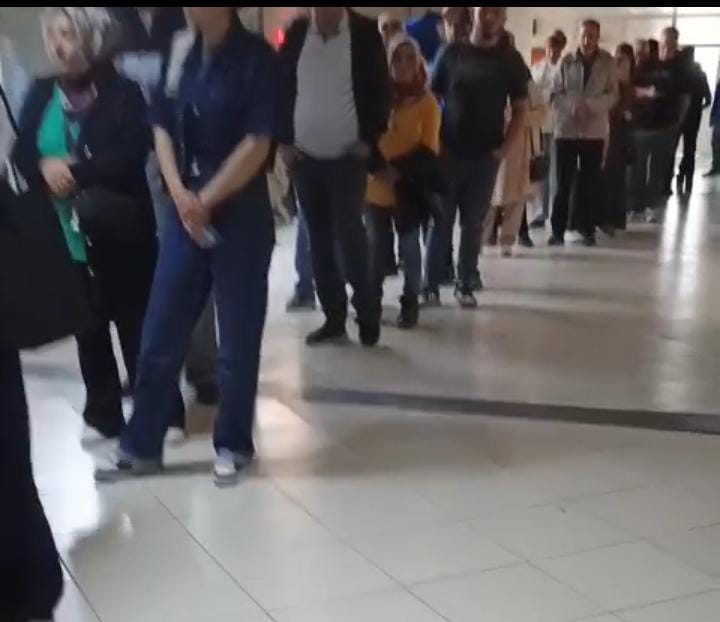 Gözaltı değil, Ardahan Devlet Hastanesi’nde muayene olmak için SIRA KUYRUĞU!