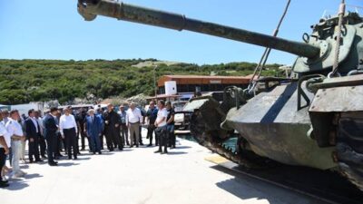 TUGAY KOMUTANI TANKLA İŞE GİDİP GELECEK GİBİ..