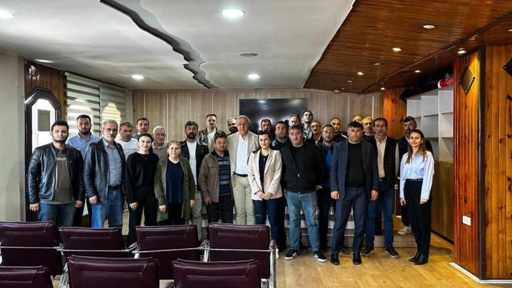 GÖLELİLERDEN, ‘DEMİR’İ ÖNEMSEMİYORUM’ DİYEN GÖLE BELEDİYE BAŞKANI GÖKHAN BUDAK’A ZİYARET..