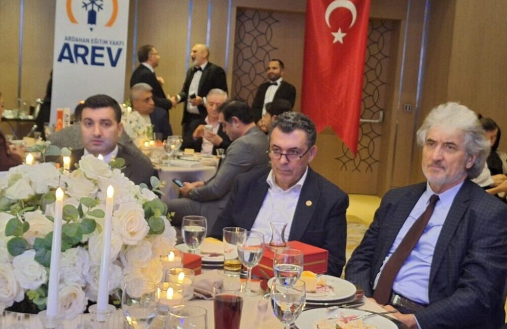 KENDİSİNE YALAKALIK YAPMAYAN GAZETECİLERİ İBANCILIKLA SUÇLAYAN TÜRKÜCÜ BU KEZ DERNEKLERE AĞIR İTHAMDA BULUNDU!