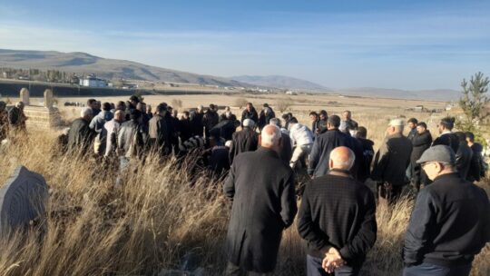 SATILMAK İSTENEN MEZARLIKLARI OT ve ÇÖP GÖTÜRÜYOR!