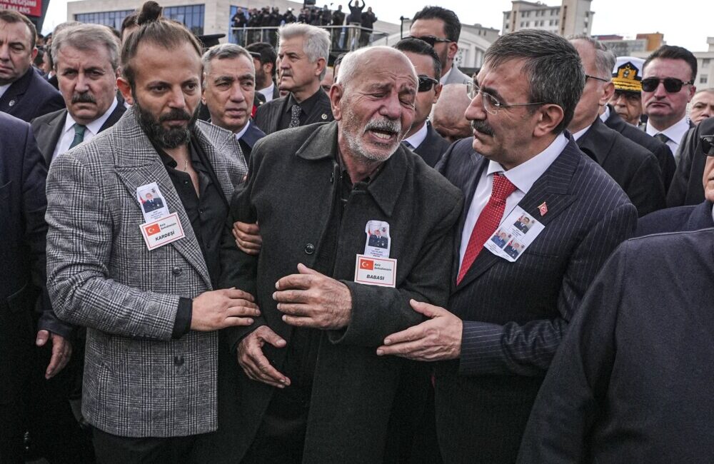 GÖLELİ ŞEHİT ANKARA’DA TOPRAĞA VERİLİRKEN, ONLAR GÜLEREK KURDELE KESİYORDU!