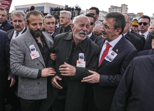 GÖLELİ ŞEHİT ANKARA’DA TOPRAĞA VERİLİRKEN, ONLAR GÜLEREK KURDELE KESİYORDU!