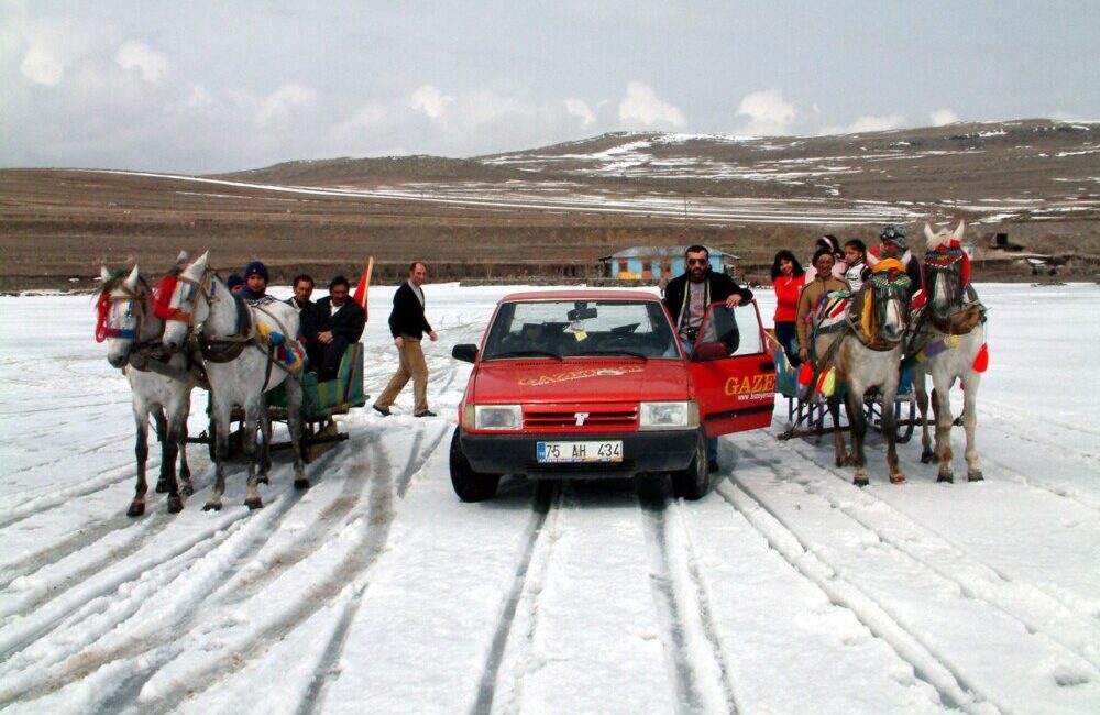 *Göl Ardahan’ın, Şowu Kars’tan sonra Erzurum’un At ve Ciritçilerinde!.. *Tüneli açamadık, Çorba için! *Şoförler Başkanı Özer 5 Lira İndirim isteyen Üniversite’yi ve öğrencileri simsarlıkla suçladı!