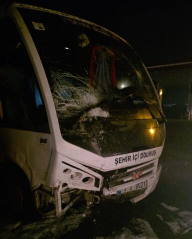DOLMUŞ DONAN YOLDA KAZA YAPTI! 1 Kişi ağır yaralandı, 2 araç pert oldu!