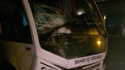 DOLMUŞ DONAN YOLDA KAZA YAPTI! 1 Kişi ağır yaralandı, 2 araç pert oldu!