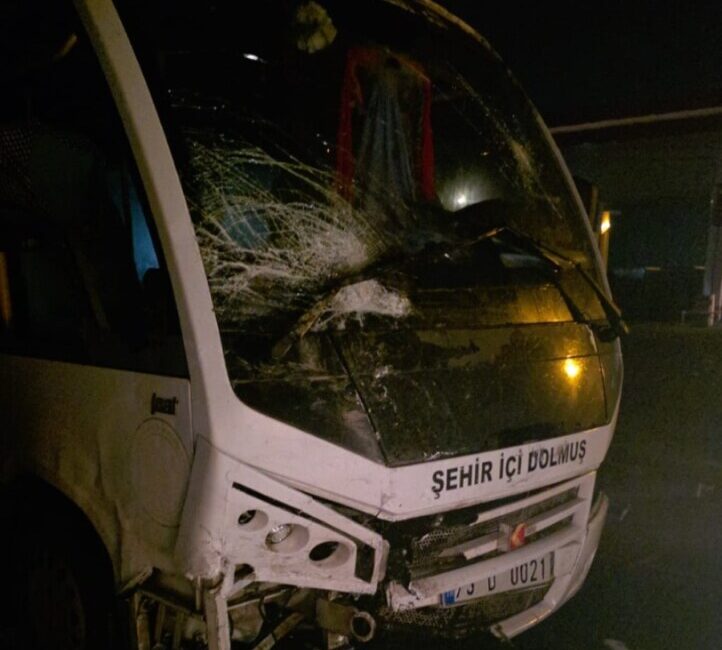 DOLMUŞ DONAN YOLDA KAZA YAPTI! 1 Kişi ağır yaralandı, 2 araç pert oldu!