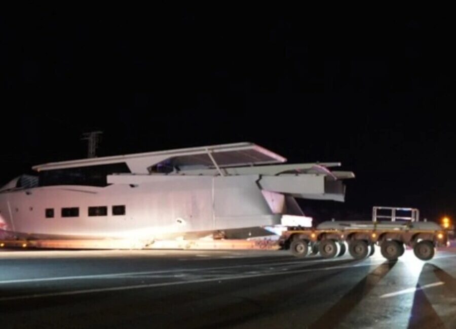 KARAYOLUNA ÇIKAN GEMİ YOLDA KALDI!