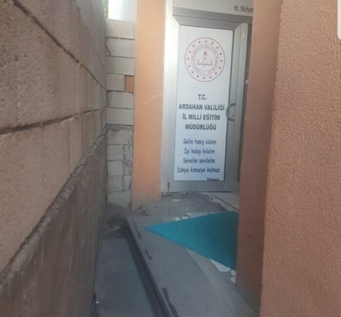 KAPISI OLMAYAN MÜDÜRLÜĞÜN ÖĞRENCİLERİ KAR DEĞİL, NORMAL TATİLE GİRDİ!