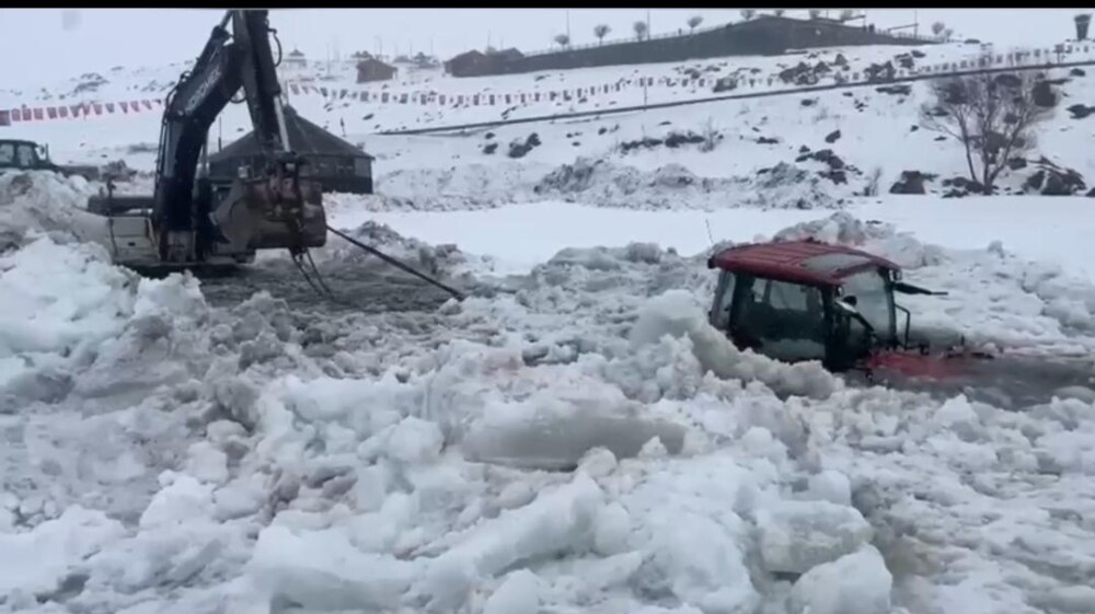GÖL KAZIYAN KEPÇE, BUZLAR ARASINDAKİ TRAKTÖRÜ KURTARDI! VALİ’NİN YASAĞINI TAKMADILAR, YAPACAĞIZ DEDİLER!