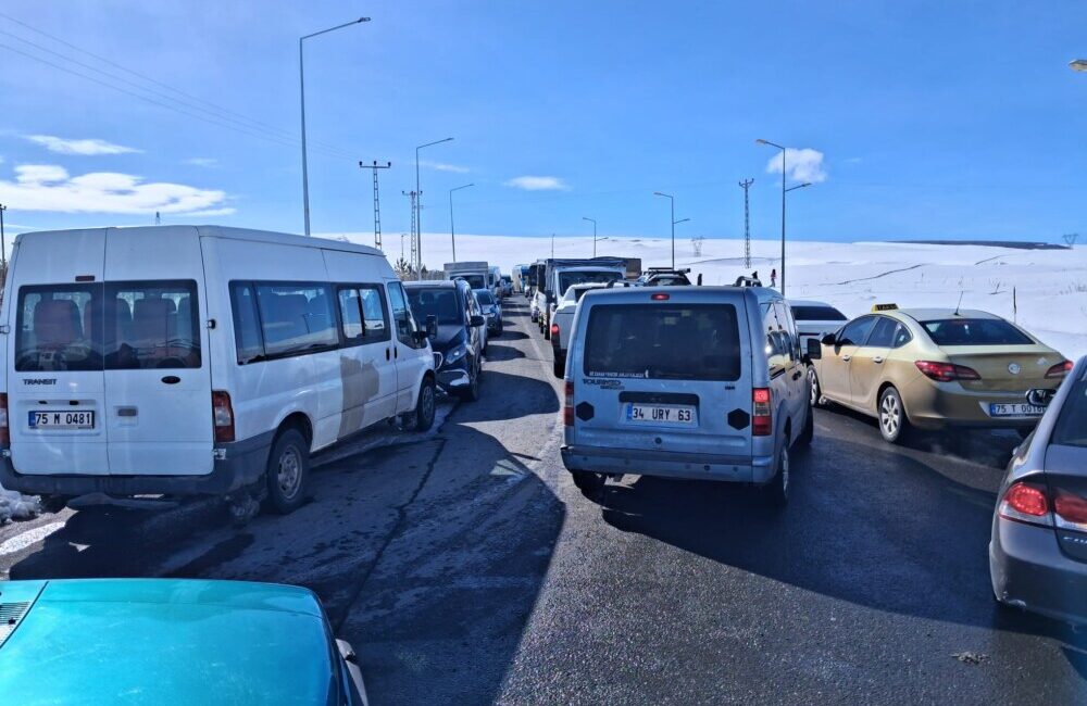 **YAZIYORSAM SEBEBİ VAR/Fark Yılmaz 
**Akıllı