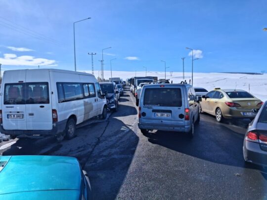 **YAZIYORSAM SEBEBİ VAR/Fark Yılmaz 
**Akıllı