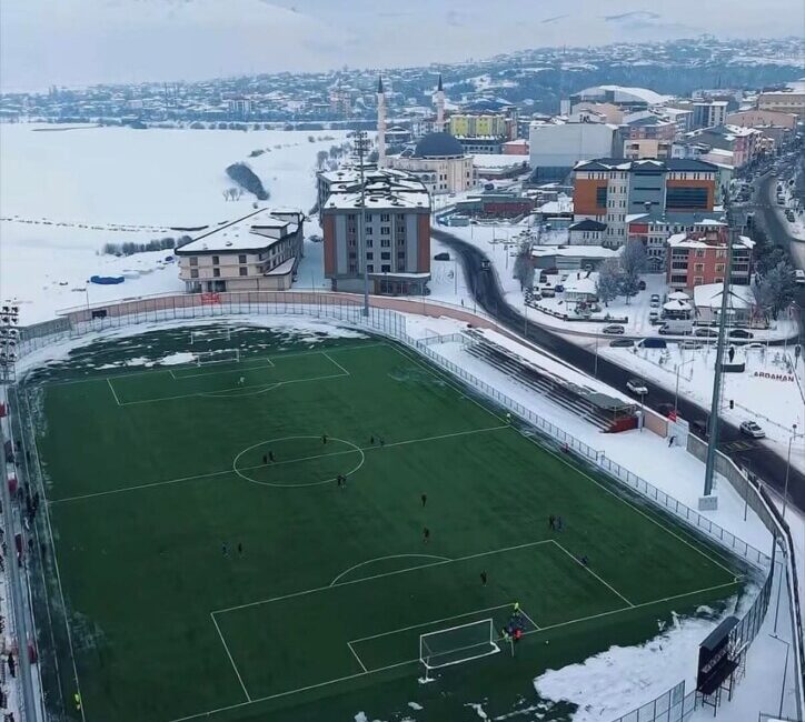 Sen iftardan önce şu yasal ve zorunlu olan, ama ‘bütçem fazla görünsün’ diye tuttuğun parayı Serhat Ardahanspor’a ver de, şu Kars’ı da yenelim..