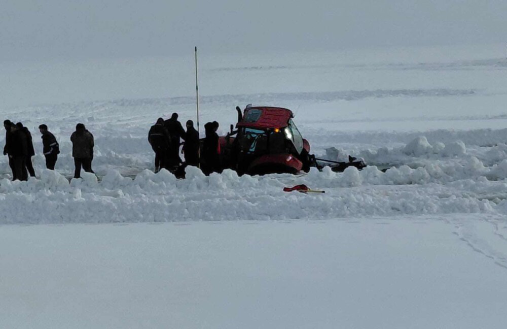 Üzerinde ‘yapılacak’ denilen etkinliğin iptali istenen Çıldır Gölü’ne traktör düştü!