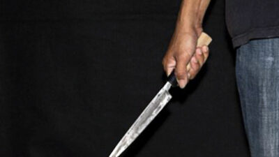 ARDAHAN’A BIÇAKLAMA, 1 GENÇ YARALANDI!