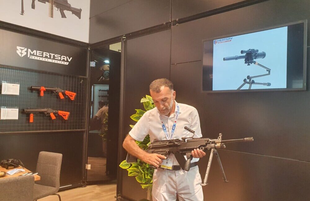 **YAZIYORSAM SEBEBİ VAR/Fark Yılmaz 
**BİZ