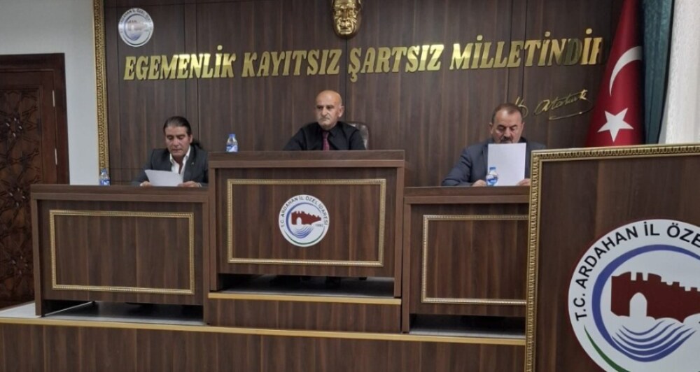 yazıyorsam sebebi var/fakir yılmaz 
*AYNA