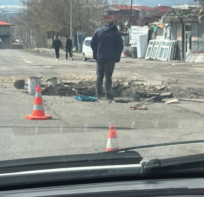 TÜRKÜCÜ TOPLAYAMADIĞI ÇÖPÜ VALİ’YE VE İL İDARECİLERİNE ve HALK’A HAVALE ETTİ!