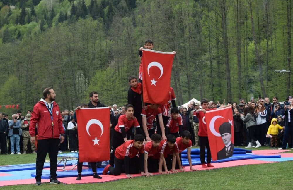 KARLARIN YAĞMAYA DEVAM ETTİĞİ ARDAHAN’DA 3 AYRI 19 MAYIS! İlçelerde yanında..