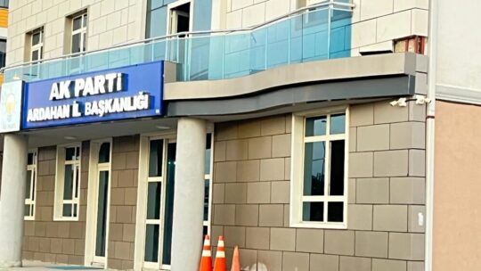 **Kral Öldü, Çok Yaşa Kral!