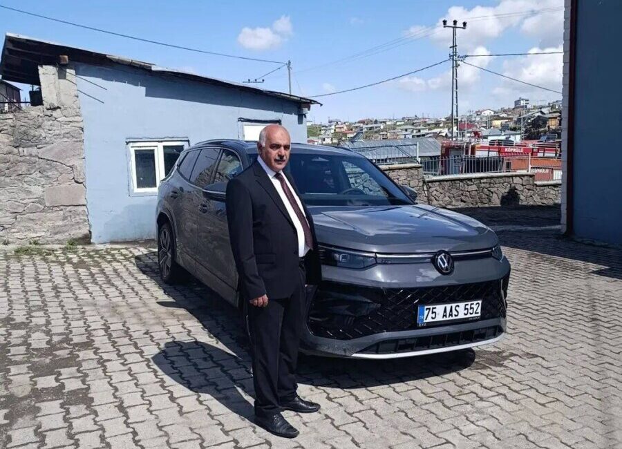 YAZIYORSAM SEBEBİ VAR/Fakir Yılmaz
*Türkücünün bankamatikçi