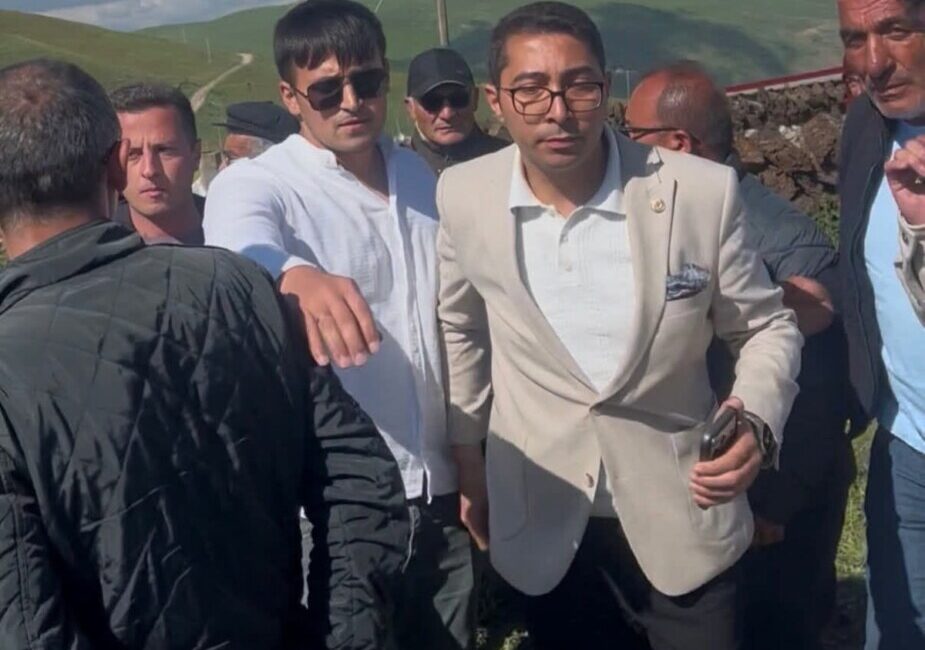 BAŞKAN GİTMEMESİ GEREKEN YERDE SARHOŞLARN SALDIRISINA UĞRADI!