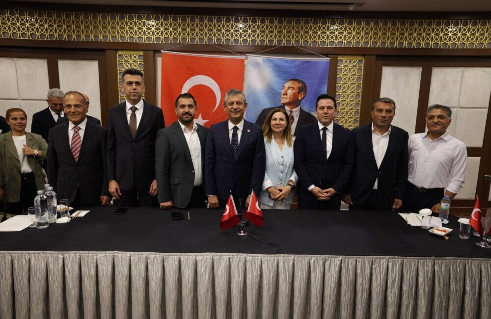 4 BAŞKANI, 7 İLÇE BAŞKANI DAHA GİTTİ O YİNE GİTMEDİ!