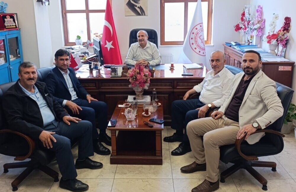 GÖLE AK PARTİ’DEN ‘İYİ ETTİN OKUL KAPATTIN!’ ZİYARETİ!