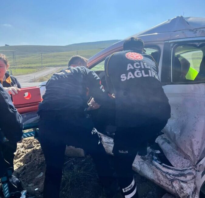 BAROSU İLE ODASI SEÇİME GİDEN ARDAHAN’DA SIKIŞTIRAN AĞIR KAZA!
