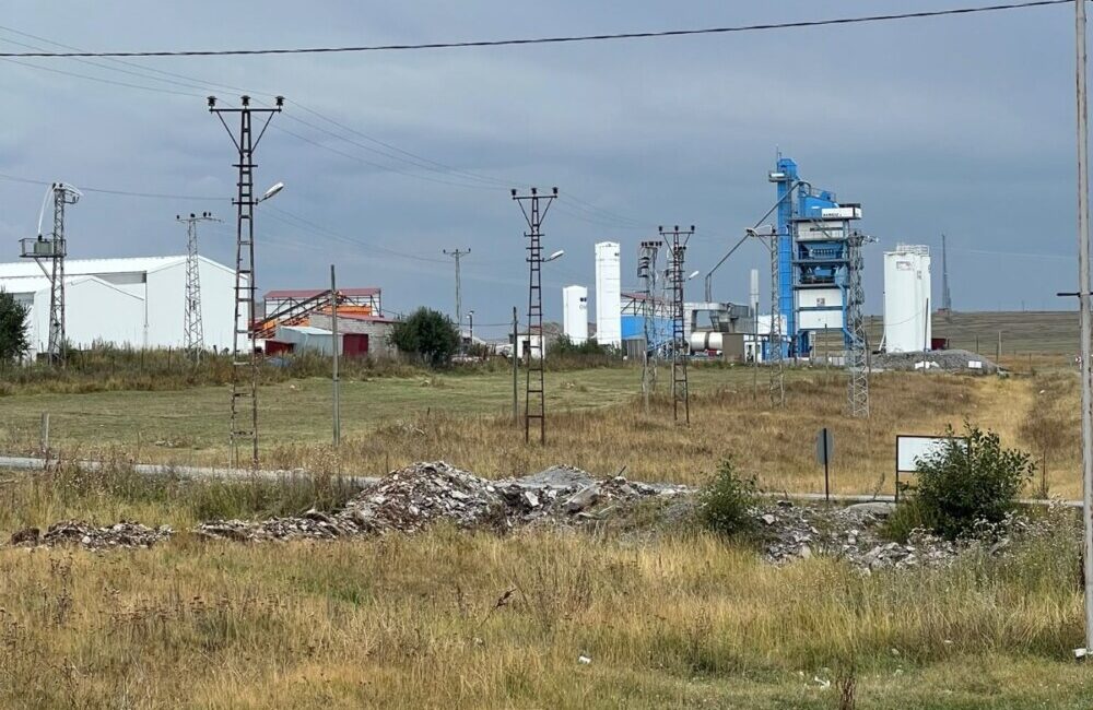 TARLANIN ORTASINDA NERGİZ BETON AÇTI!
